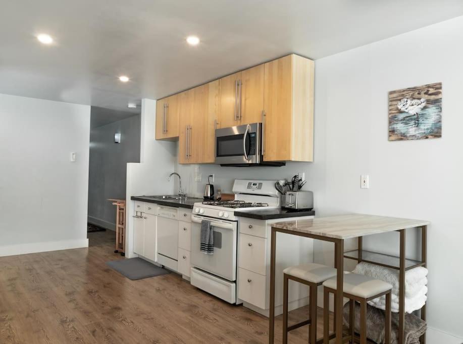 Modern Condo Steps From The Ocean أنكوراج المظهر الخارجي الصورة